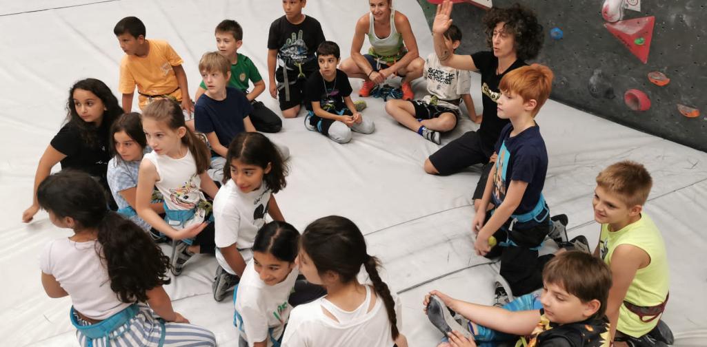 Kinder sitzen im Sitzkreis