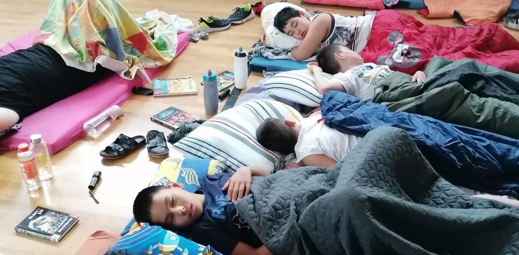 Kinder übernachten im Turnsaal
