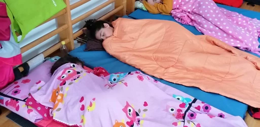 Kinder übernachten im Turnsaal