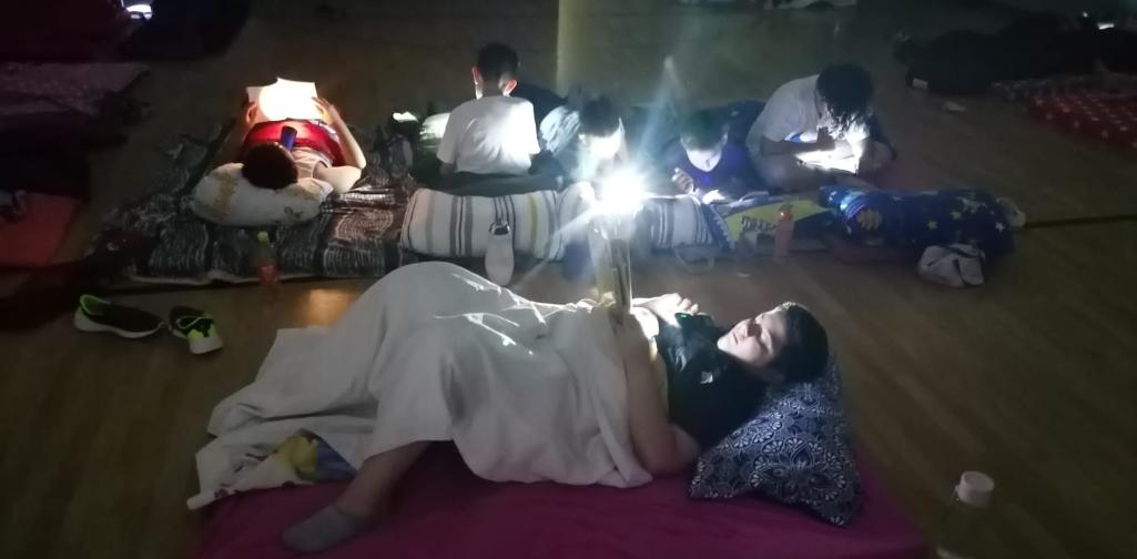 Lesen bei Dunkelheit mit Taschenlampen