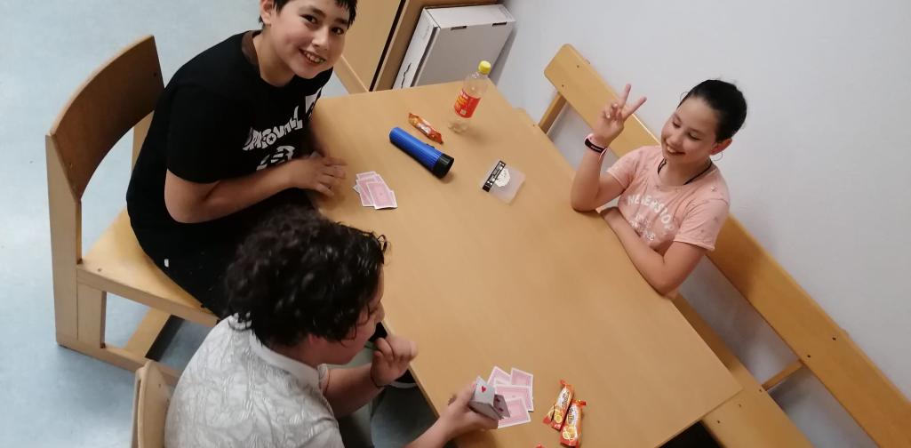 Kinder beim Karten spielen