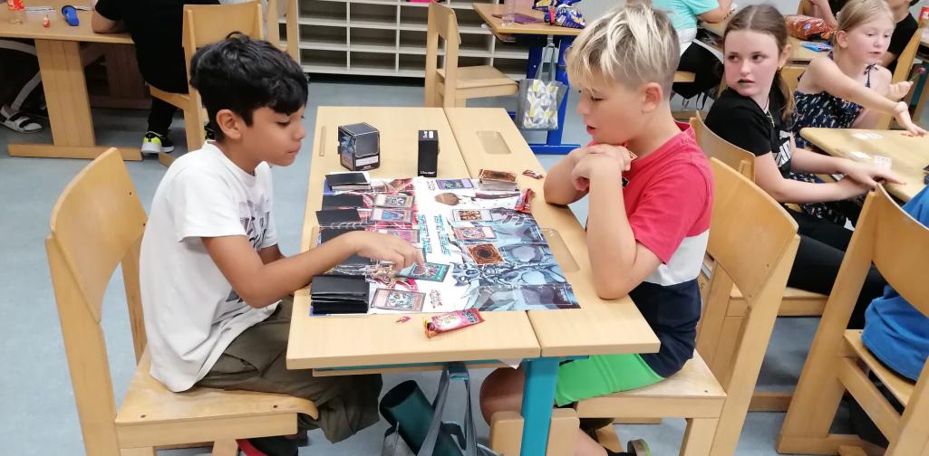 Kinder bei Gesellschaftsspielen