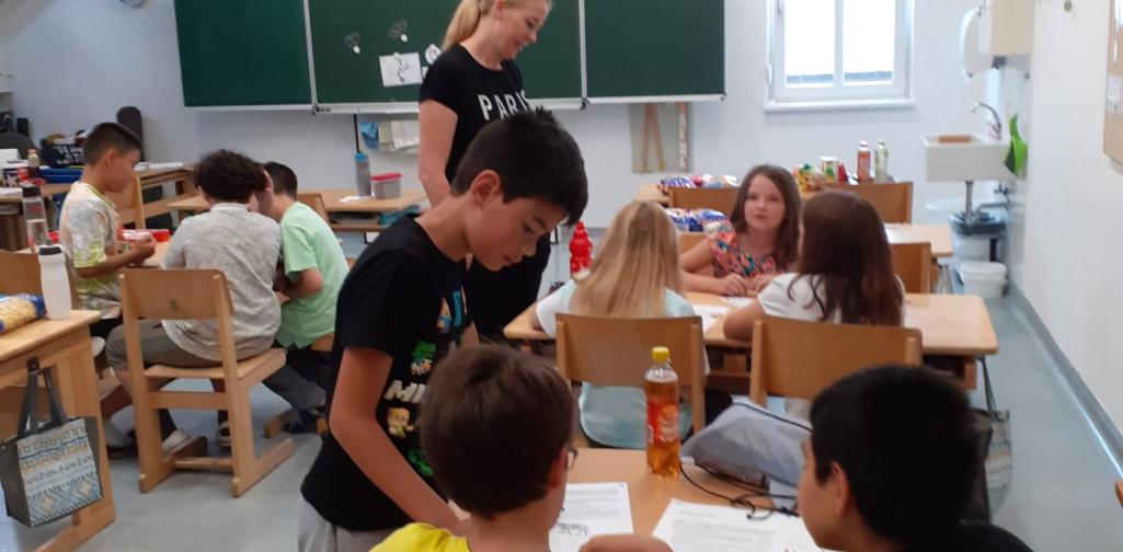 Kinder bei Gesellschaftsspielen
