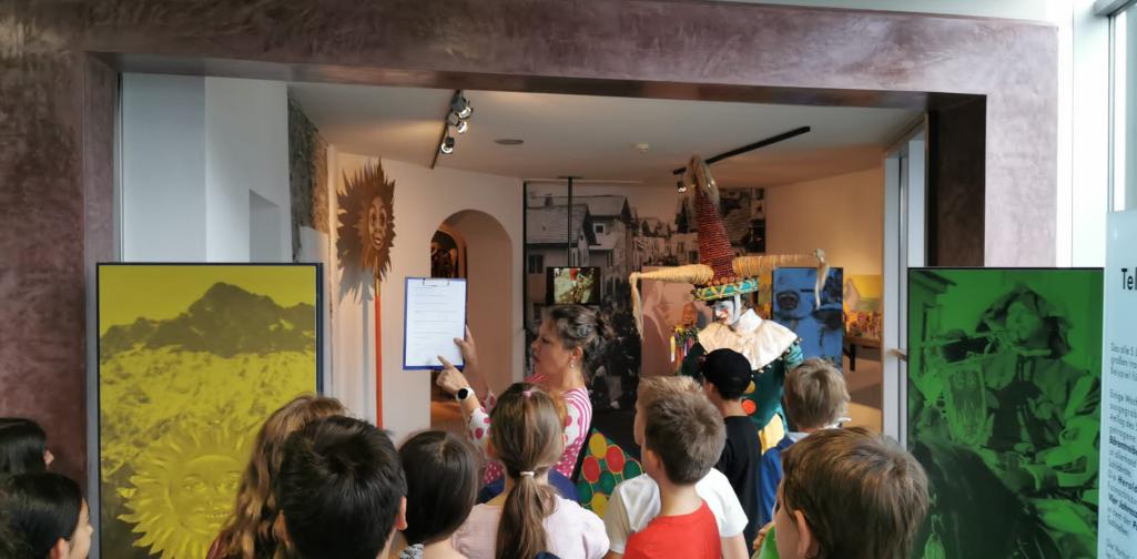 Kinder hören den Erklärungen zu