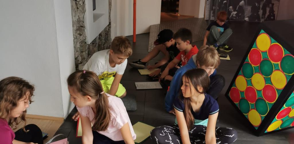 Kinder bearbeiten das Rätsel