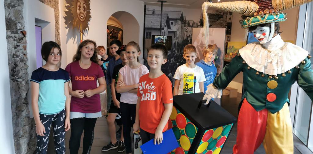 KInder im Fasnachtsmuseum mit der Statue des Laternenträgers