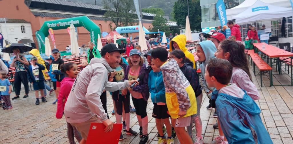 Kinder sprechen in ein Mikrofon