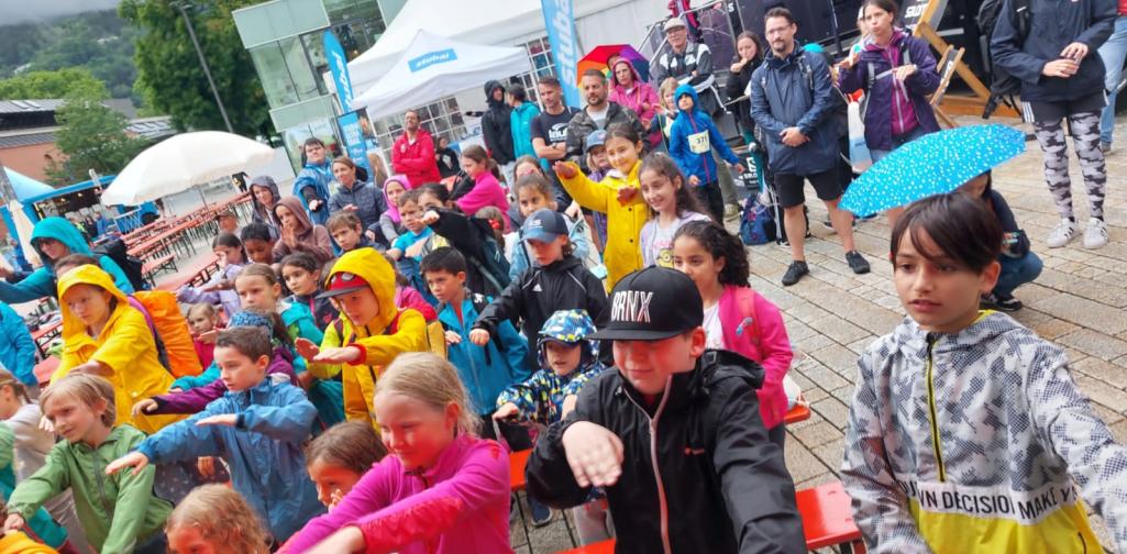 Kinder wärmen sich auf