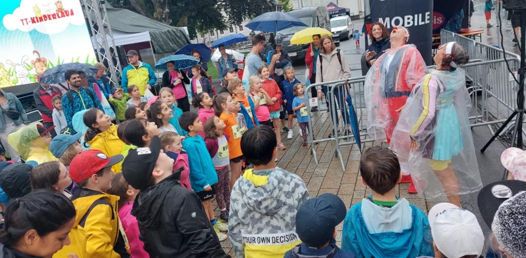 Kinder werden von zwei Clowns unterhalten