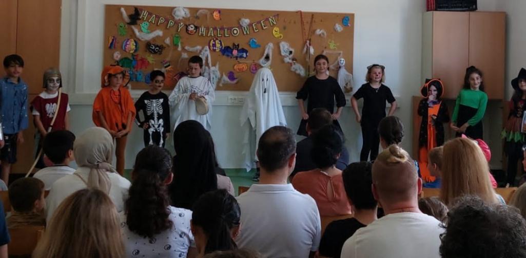 Kinder auf der Bühne im Hintergrund, Publikum im Vordergrund