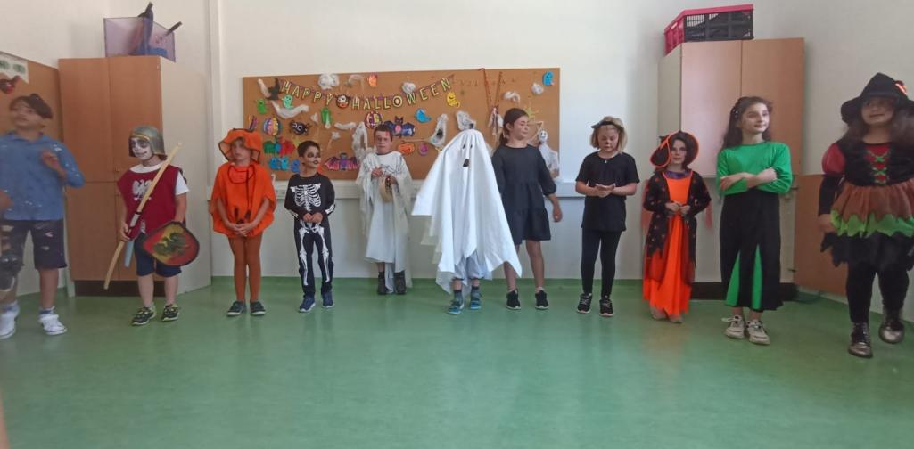 Kinder stehen in Kostümen auf der Bühne