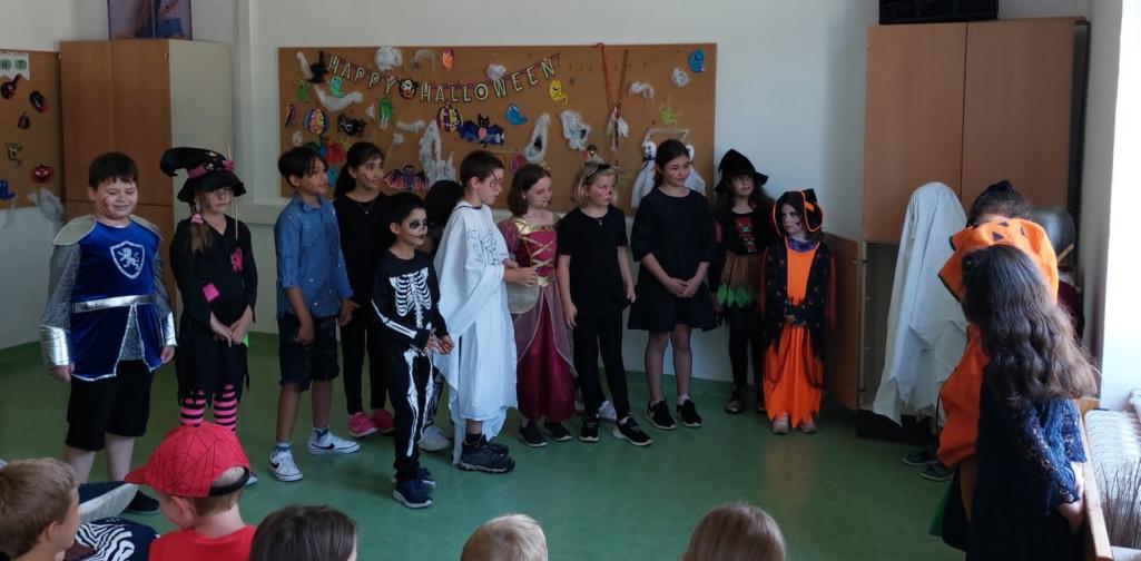 Kinder spielen das Musical
