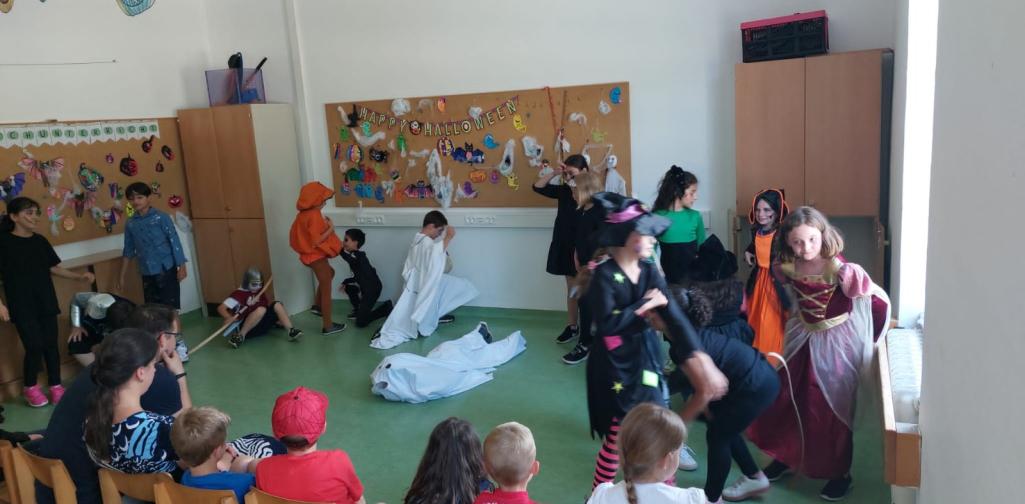 Kinder spielen das Musical