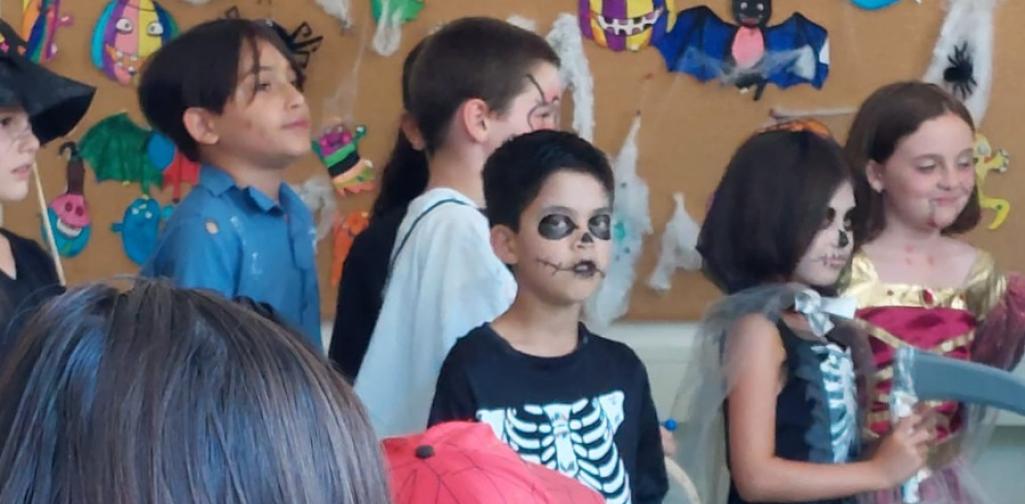 Kinder spielen das Musical