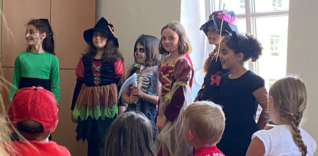 Kinder spielen das Musical