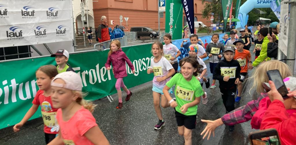 Kinder laufen durch das Ziel