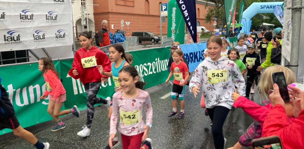 Kinder laufen durch das Ziel