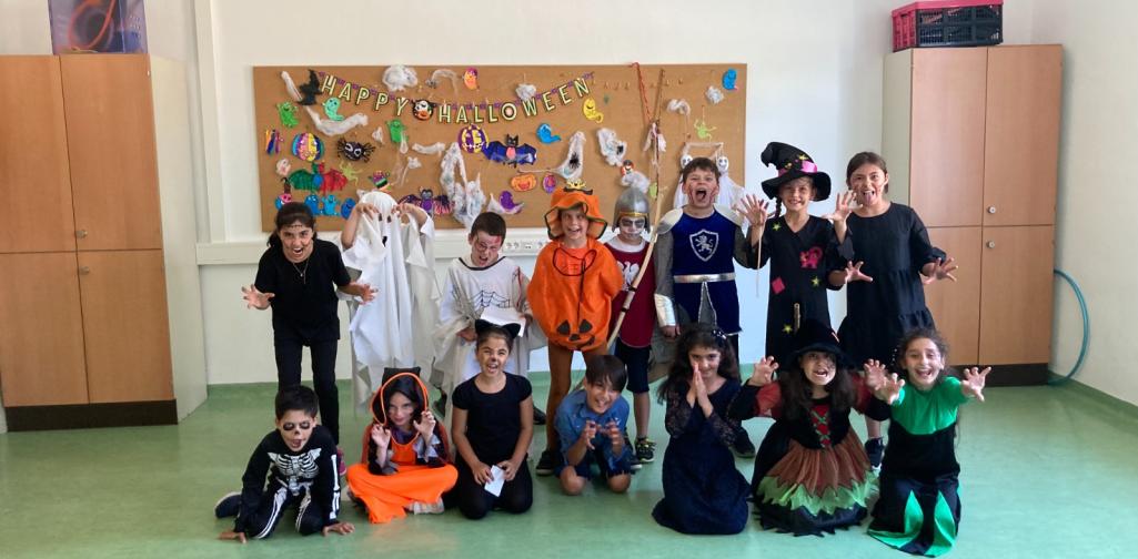 Klassenfoto mit Kostümen