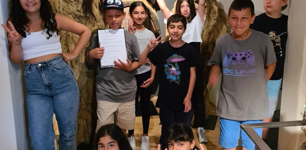 Gruppenfoto im Hintergrund die Satuen der Wilden und des Panzenaffens