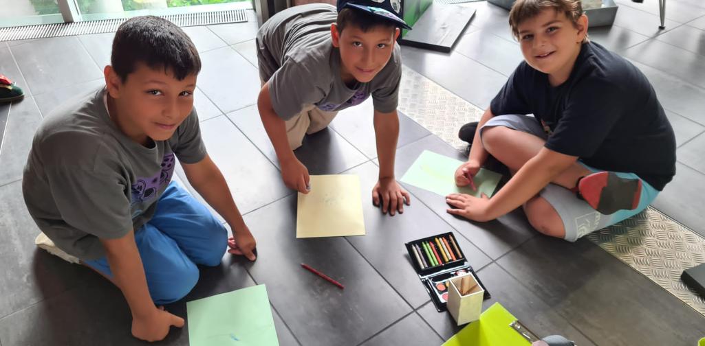 Kinder bearbeiten das gestellte Rätsel