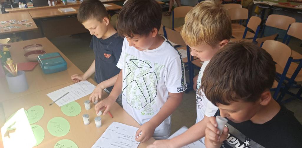 Kinder bei einer Rätselstation