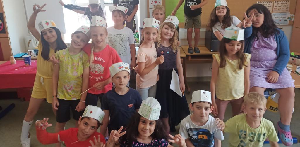 Klassenfoto mit Kochmützen