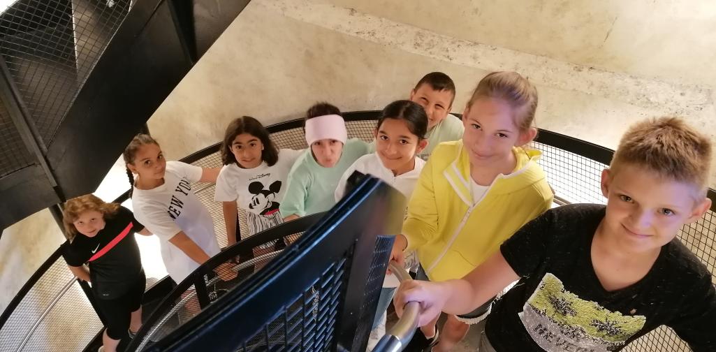 Kinder auf der Wendeltreppe