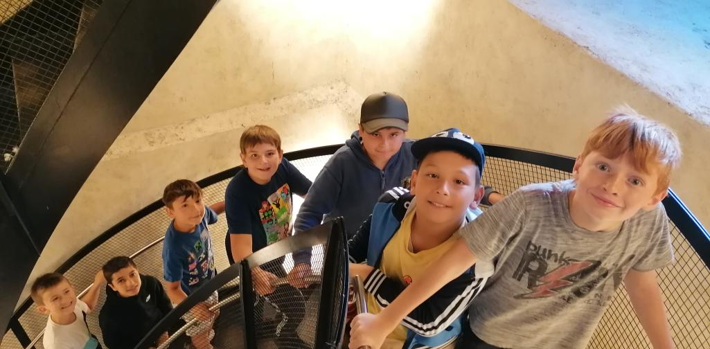 Kinder auf der Wendeltreppe