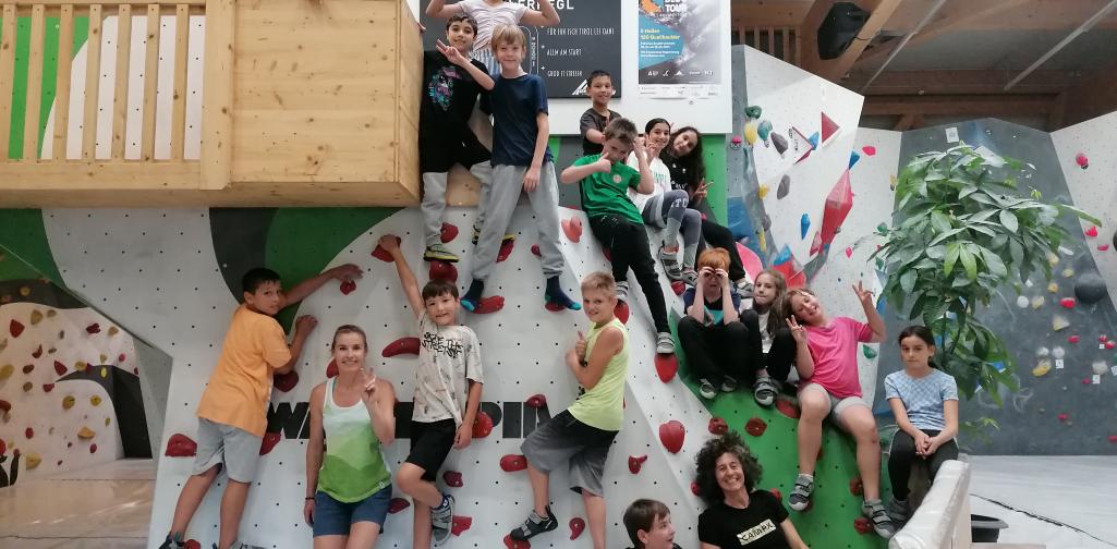 Klassenfoto mit Kletterwand