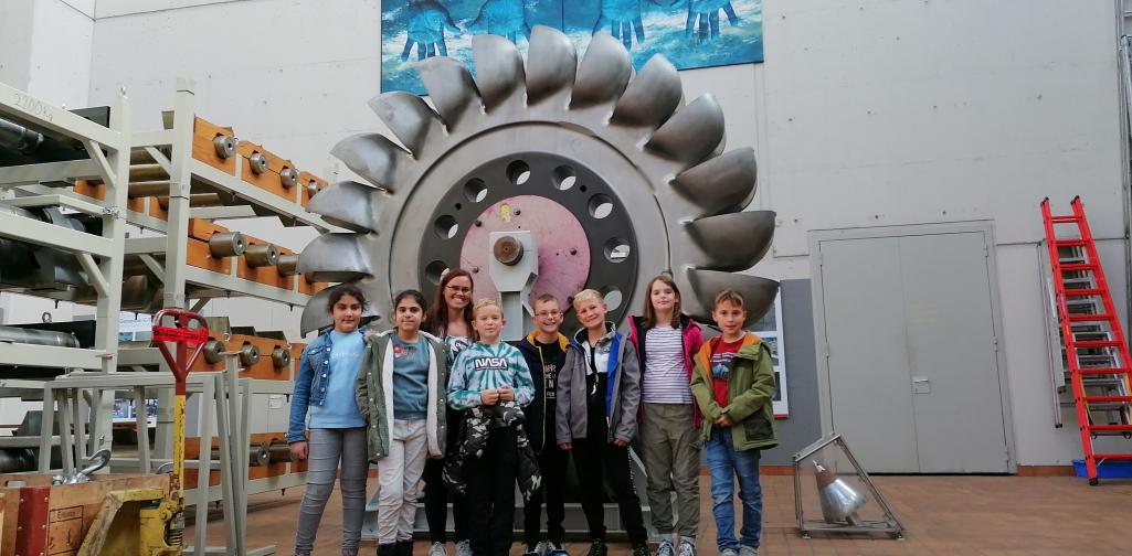 Gruppenfoto vor einem Wasserrad