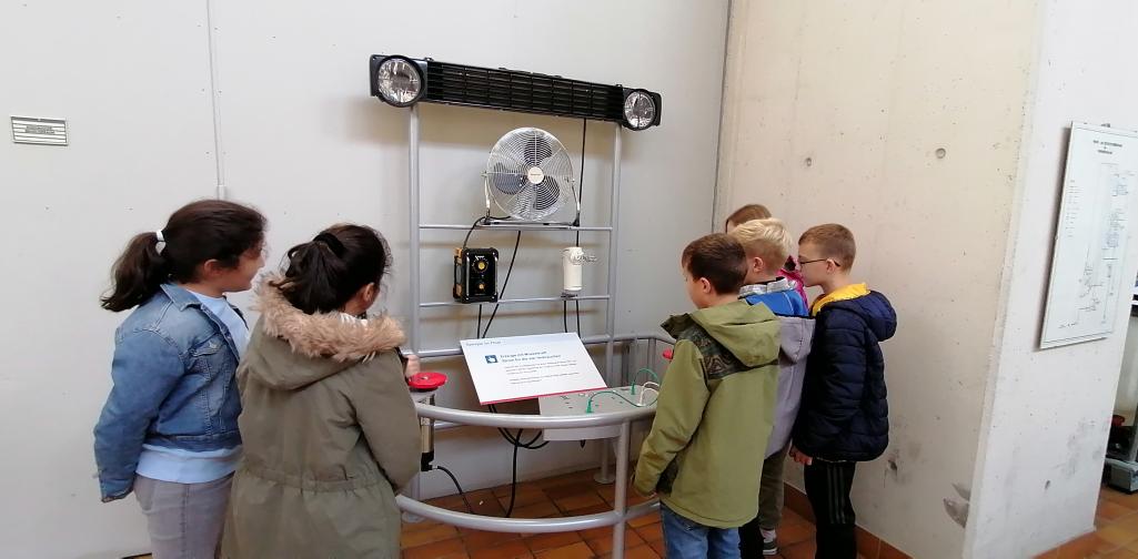 Kinder bei einer interaktiven Station