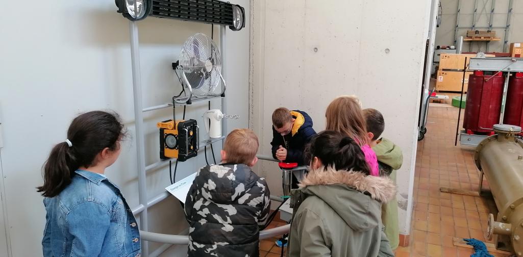 Kinder bei einer interaktiven Station