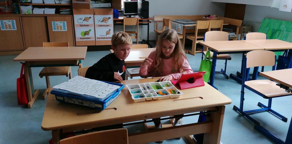 lernatelier_Roboterfabrik 1 - Cloned Kinder bauen aus Lego einen Roboter