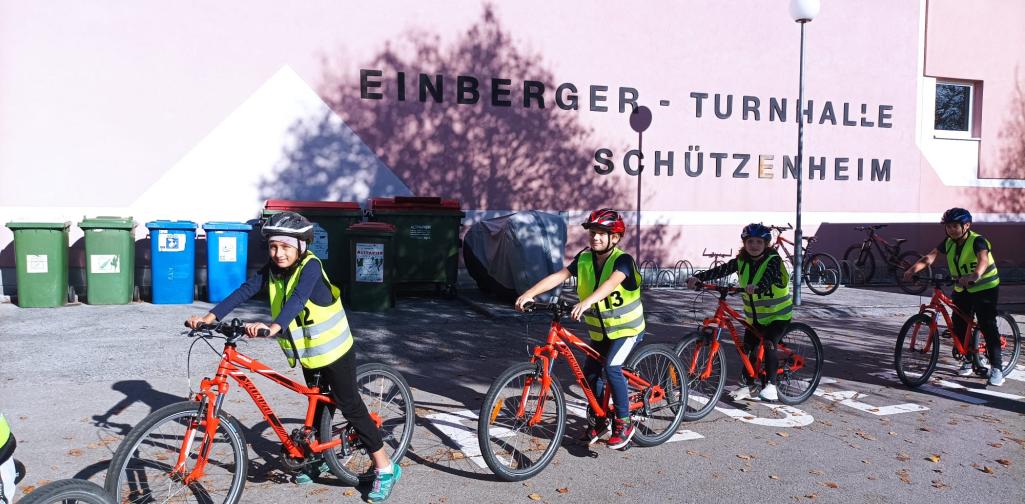 Radfahrübung_4c_1 Kinder der 4c Klasse auf dem Fahrrad
