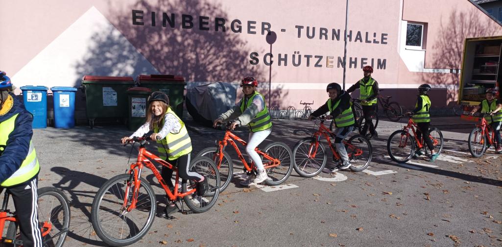 Radfahrübung_4c Kinder der 4c Klasse auf dem Fahrrad