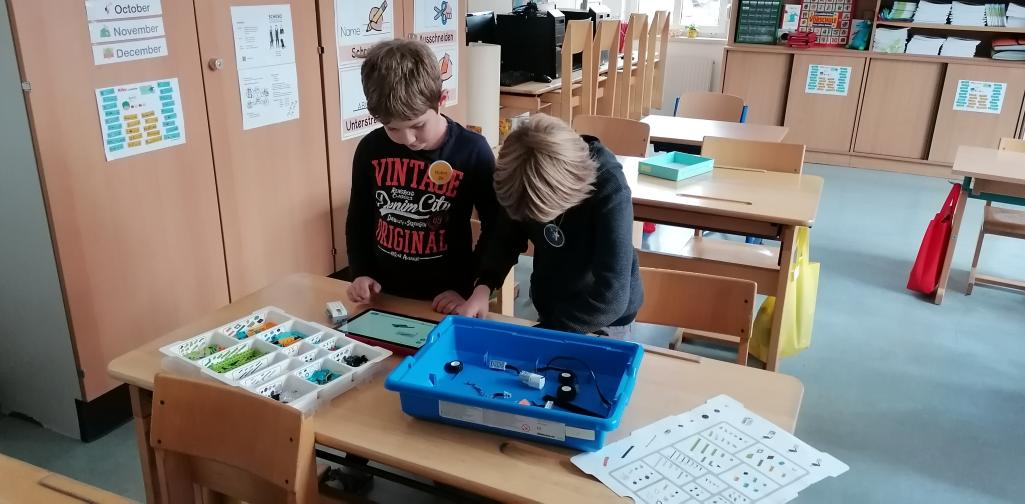 lernatelier_Roboterfabrik 3 - Cloned Kinder bauen aus Lego einen Roboter