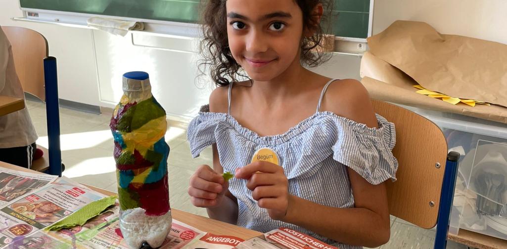 Kind des Lernateliers Instrumente