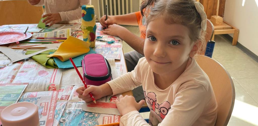 Kind des Lernateliers Instrumente