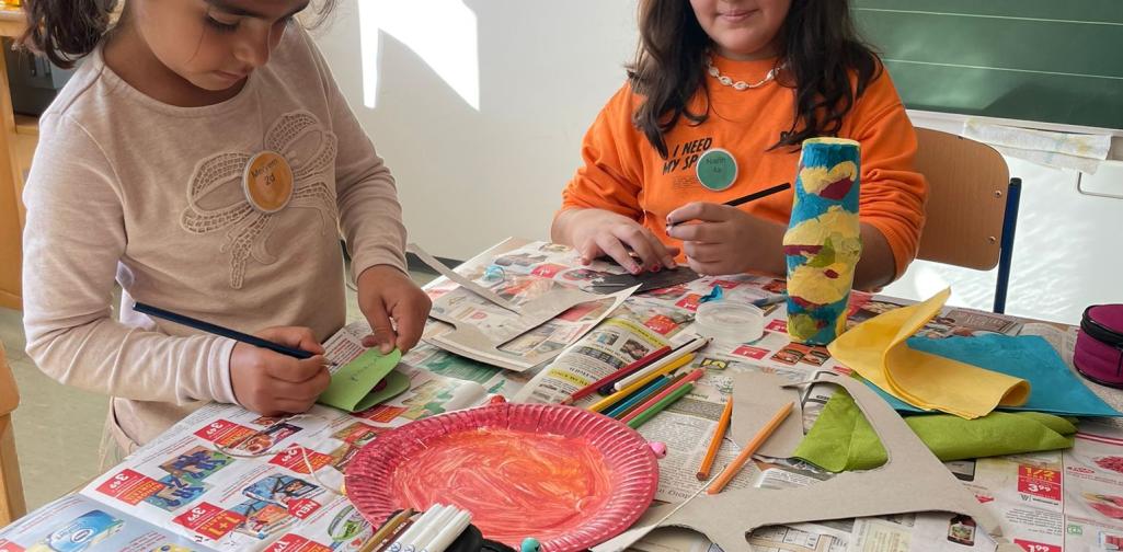 Kind des Lernateliers Instrumente