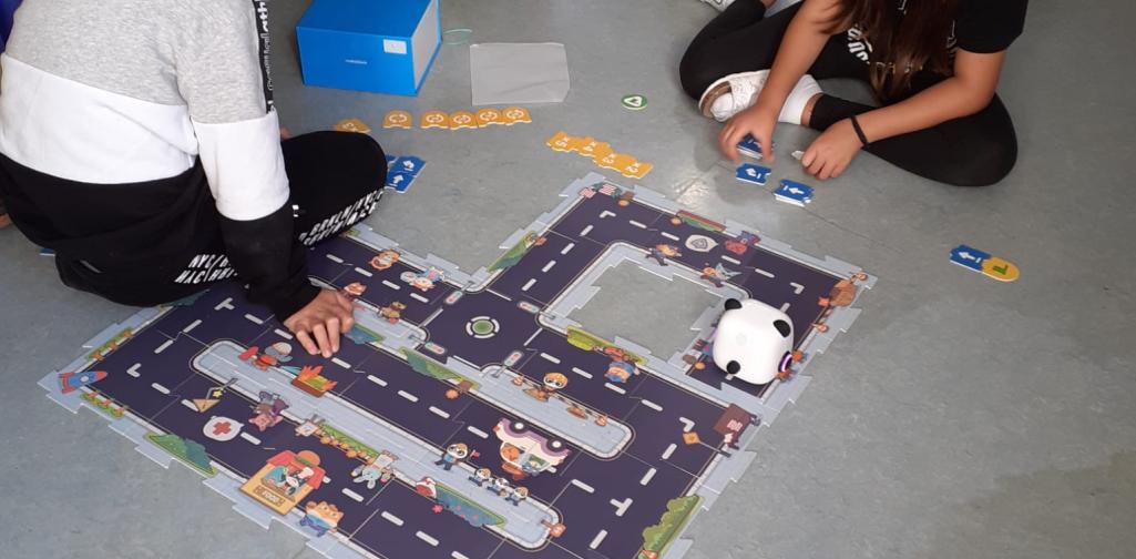 Kinder des Lernateliers Robotik