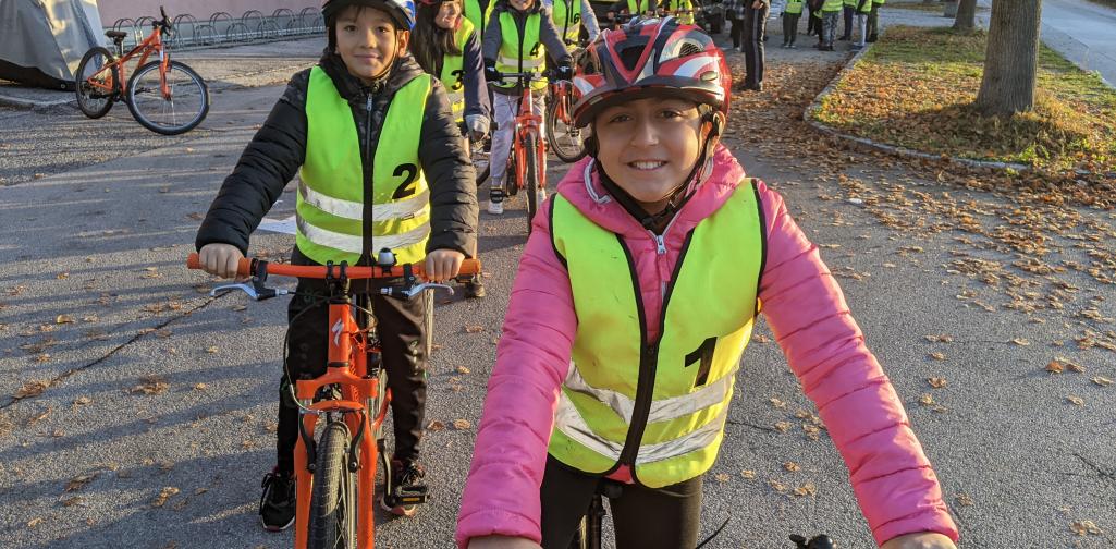 Radfahrübung_4a Kinder der 4a Klasse auf dem Fahrrad