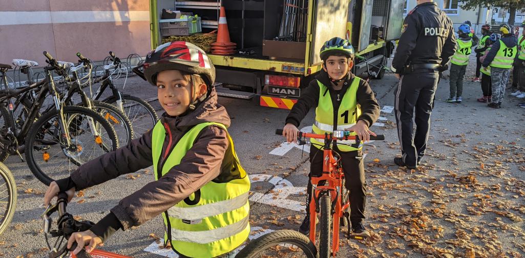 Radfahrübung_4a_1 Kinder der 4a Klasse auf dem Fahrrad
