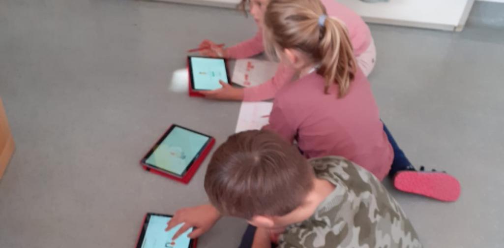 Kinder arbeiten am Tablet