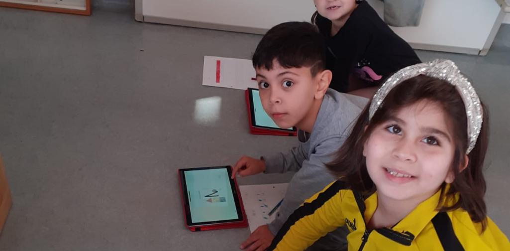 Kinder arbeiten am Tablet