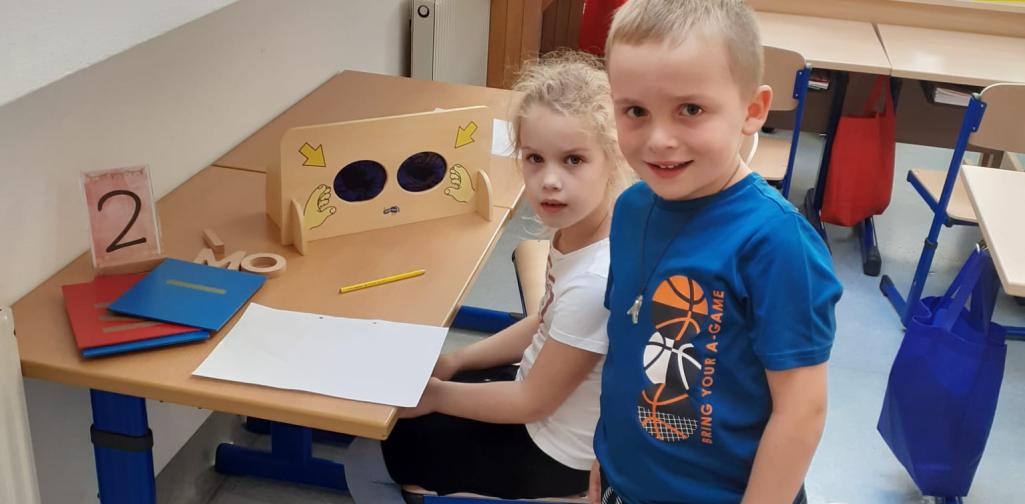 Kinder arbeiten mit einer Fühlbox