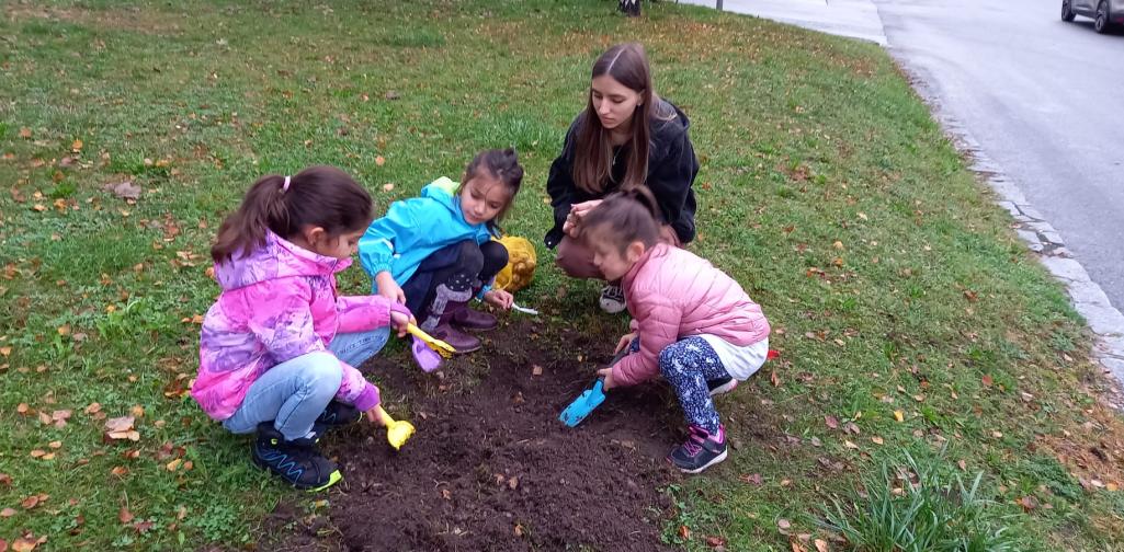 Kinder pflanzen Blumenzwiebeln ein