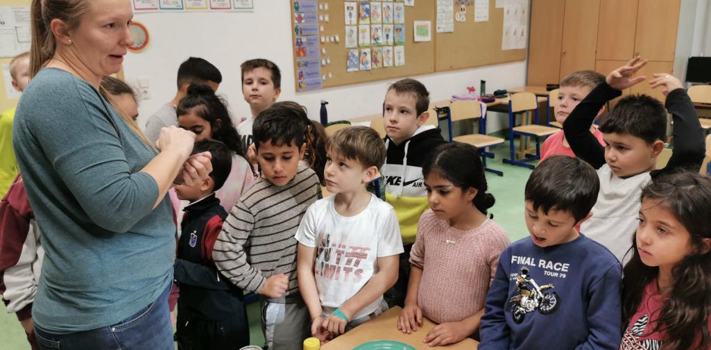 Kinder der 2d Klasse beim Schmatzi Projekt