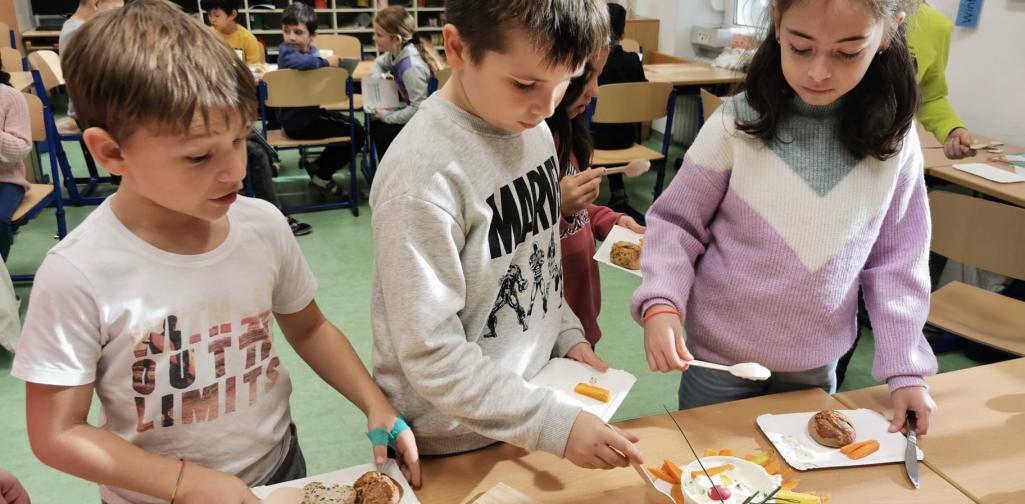 Kinder der 2d Klasse beim Schmatzi Projekt