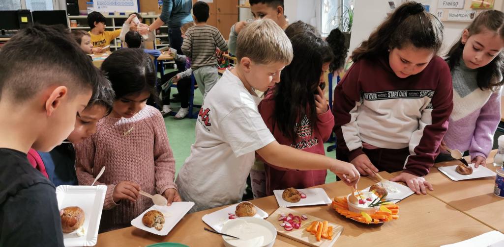 Kinder der 2d Klasse beim Schmatzi Projekt