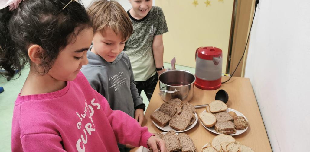 Kinder der 2d Klasse beim gesunden Frühstück